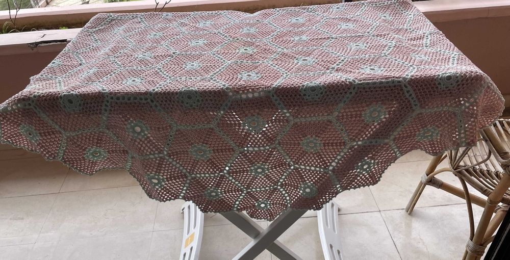 Encantadora toalha de mesa em renda, feita à mão