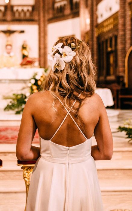 Suknia ślubna na ramiączkach