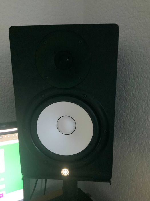 colunas activas de estudio 2 x Yamaha HS8 1 x HS8S Subwoofer  2 x Stands da Gravity SP3102