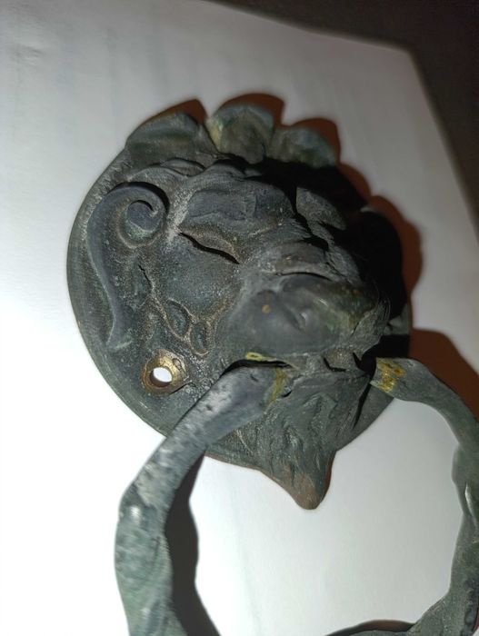 stara mosiężna kołatka do drzwi - głowa lwa