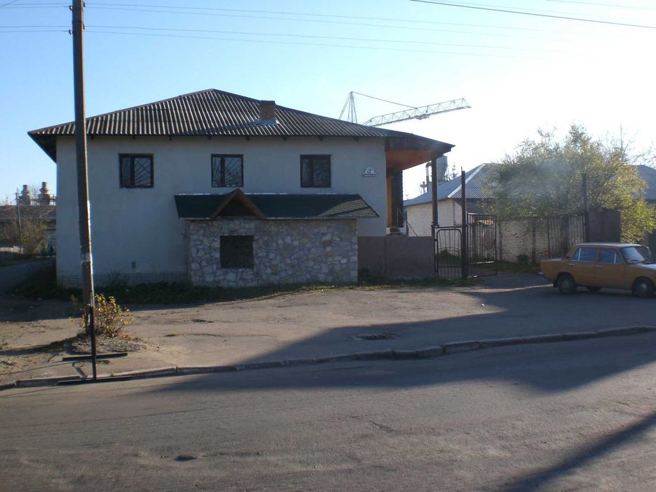 приміщення для гуртівні, складів і  торгівлі з внутрішнім двориком.