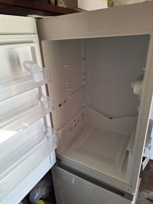 Продам холодильник Indesit LI6 S1 W