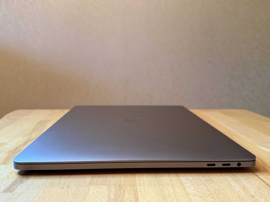 Macbook Pro 15 i9 16 gb ram 512 gb ssd space black