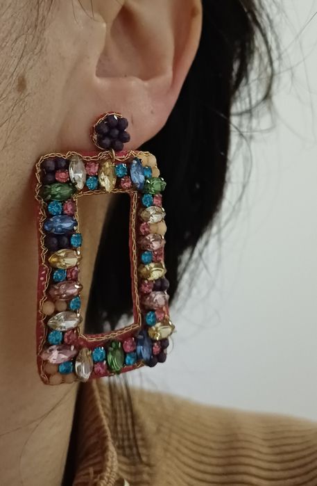 Brincos coloridos como novos