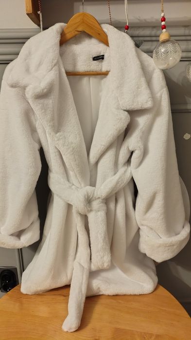 Шуба з еко хутра білого кольору