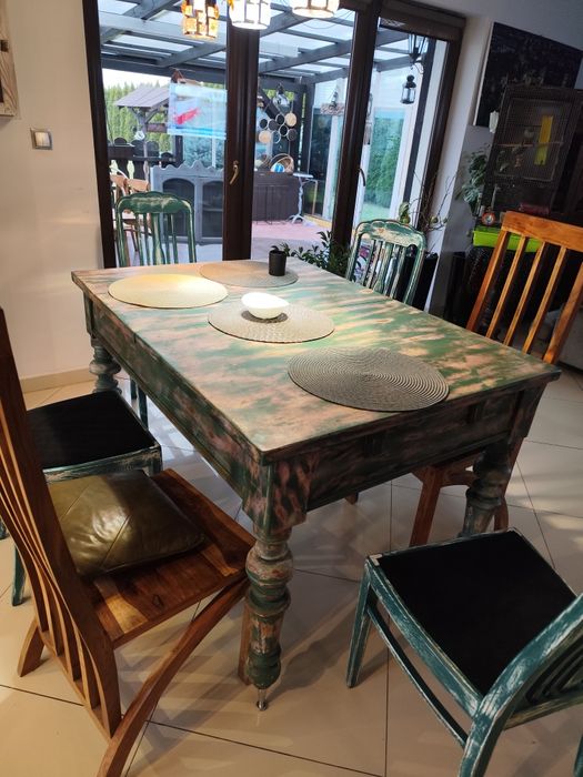 Stół w komplecie z krzeslami