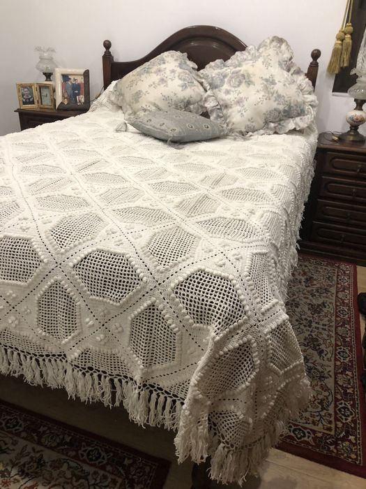 Colcha em renda manual de cor branca