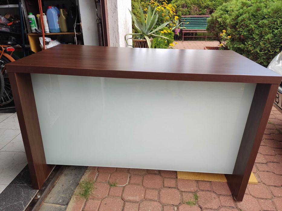 Eleganckie biurko z szybą LED do biura