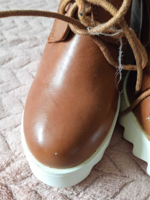 Buty na koturnie.