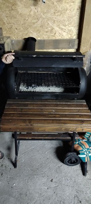 Sprzedam solidnego grila plus 15 worków brykietu.