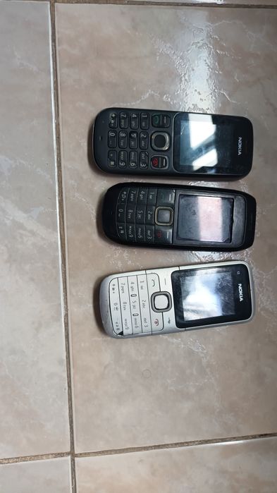 Tres Nokia telemoveis
