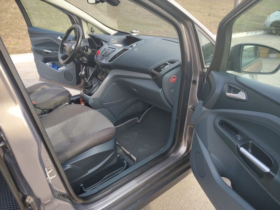 Машина Ford C-Max