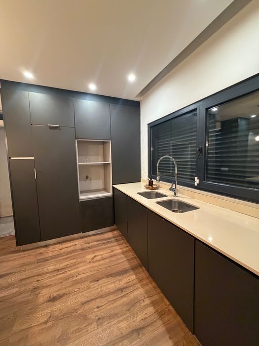 Cozinha completa  com ilha e com placa de indução