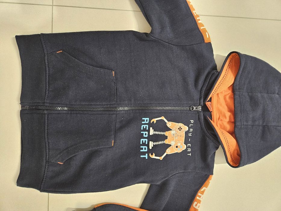 Bluza  chlopieca rozmiar 116 rozpinana  kaptur