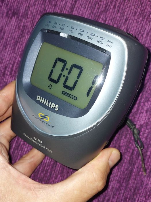 Часы радио будильник PHILIPS работает на 4 батарейках