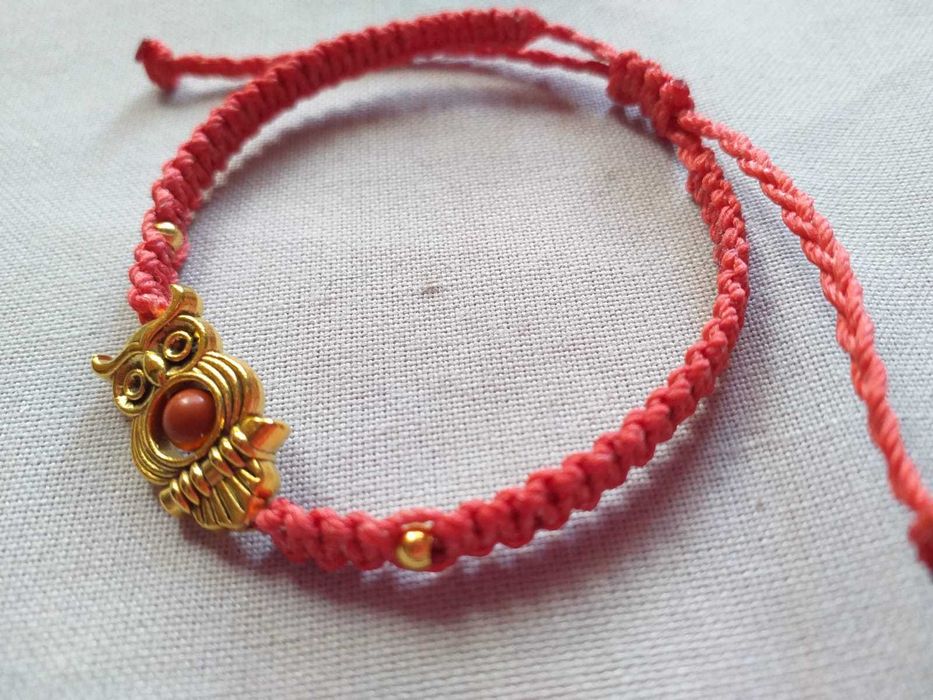 Pulseira em Macramê Coruja Vermelho com Pedra Natural