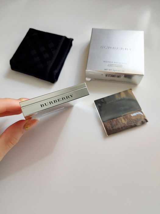 NOWY Burberry Silver Shimmer Illuminating Powder puder