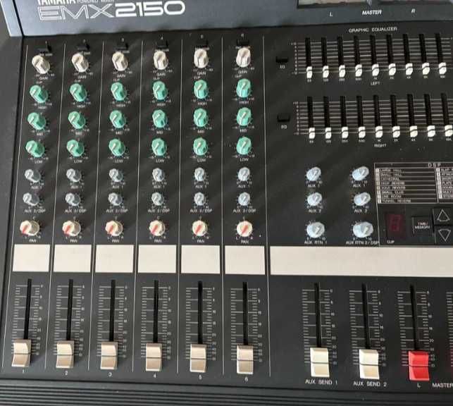 Mesa Amplificada - Yamaha EMX 2150 (8 canais XLR)
