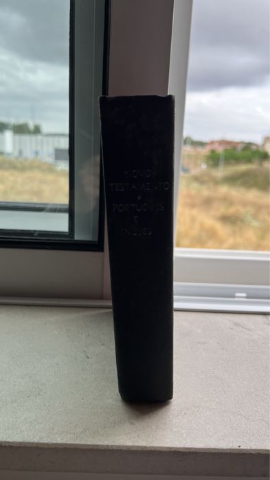 Livro “Novo testamento em português e inglês”