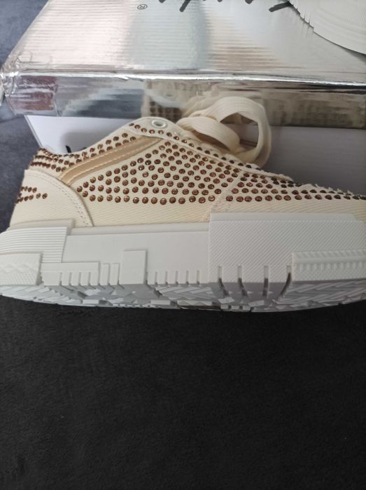 Trampki damskie beżowe z cyrkoniami.