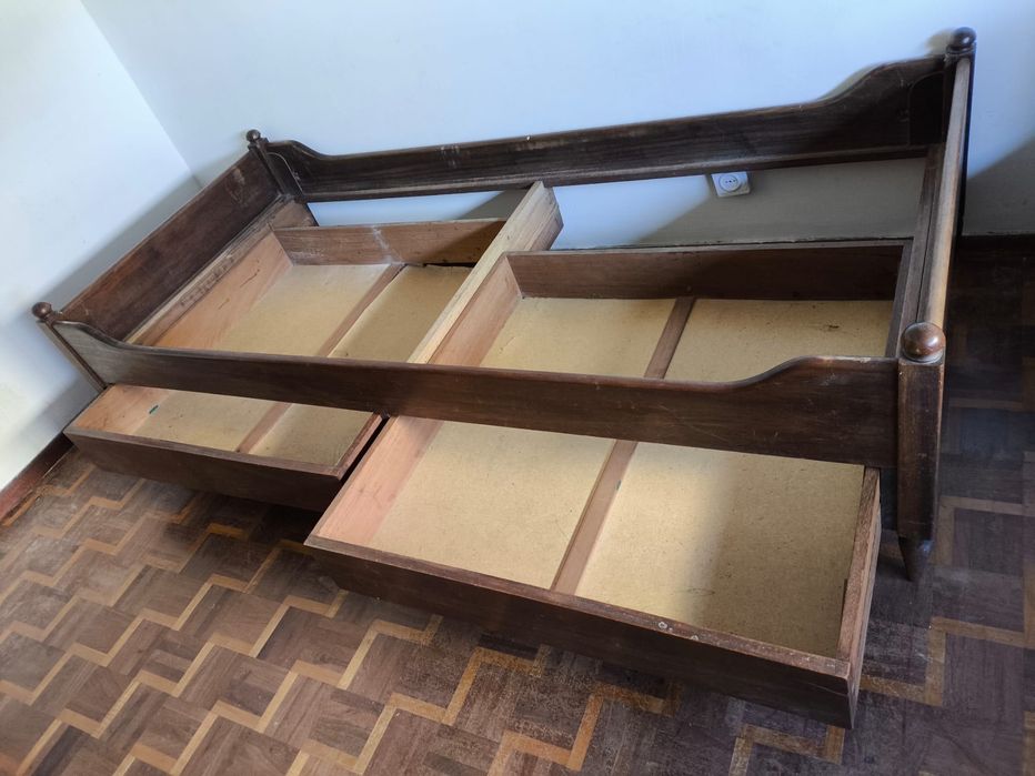 Cama em castanho com 2 gavetões