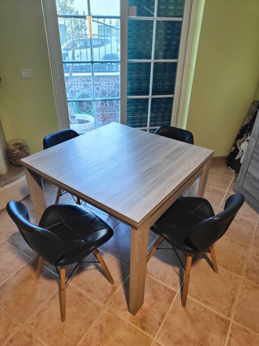 Conjunto Mesa e 4 cadeiras.