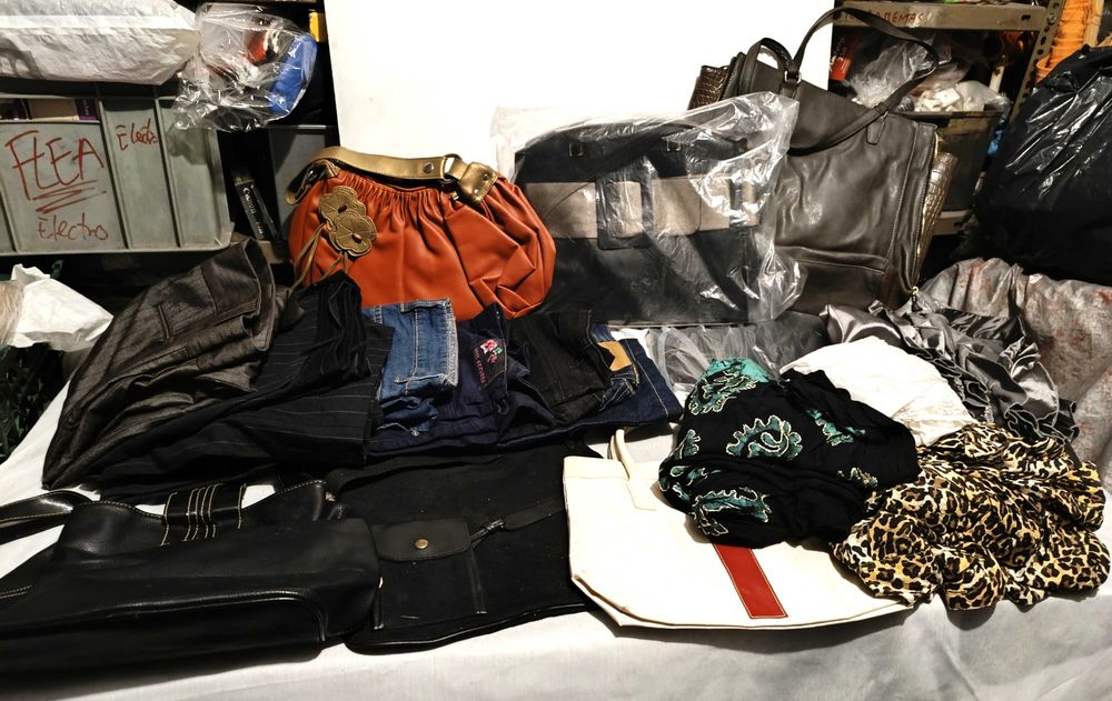 Conjunto de Bolsas, Calças e Camisas de Mulher
