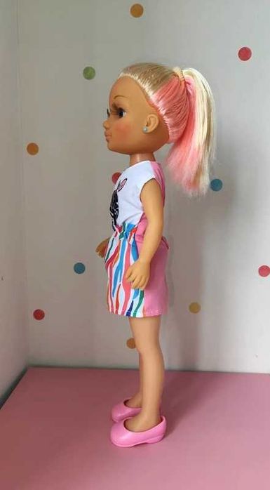 Boneca Nancy com máscara arco-íris da FAMOSA