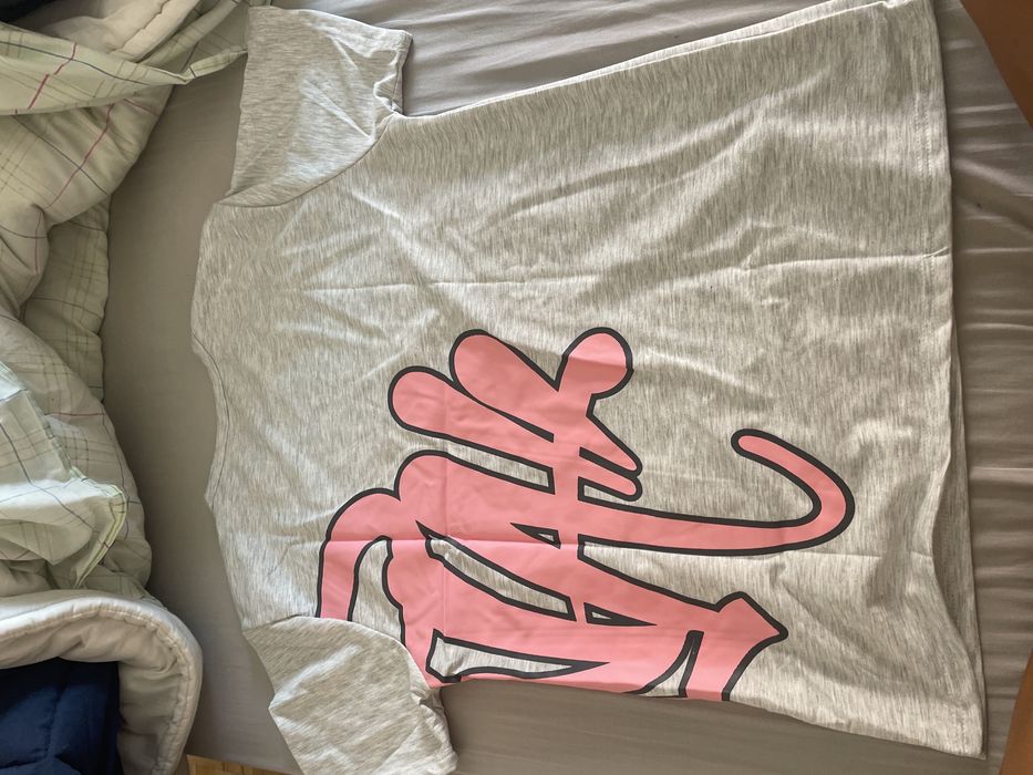 T-shirt temu rosa e cinzenta