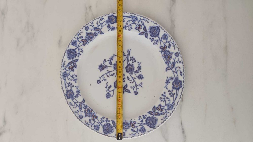 Conjunto de Prato e Bule em porcelana, em tons florais de azul