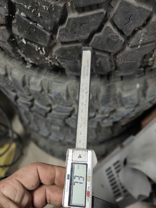 4 pneus usados STT Pro 285/74R16 c jantes furacão Defender