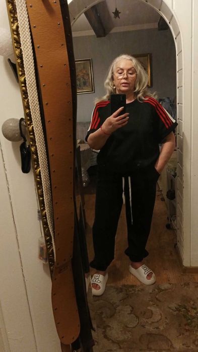 Dres damski czarny z krotkim rekawem.