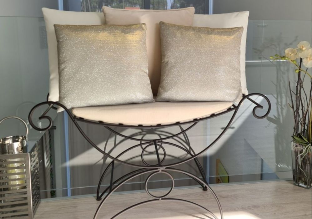 Banqueta / Banco em ferro forjado com almofada – Como novo!