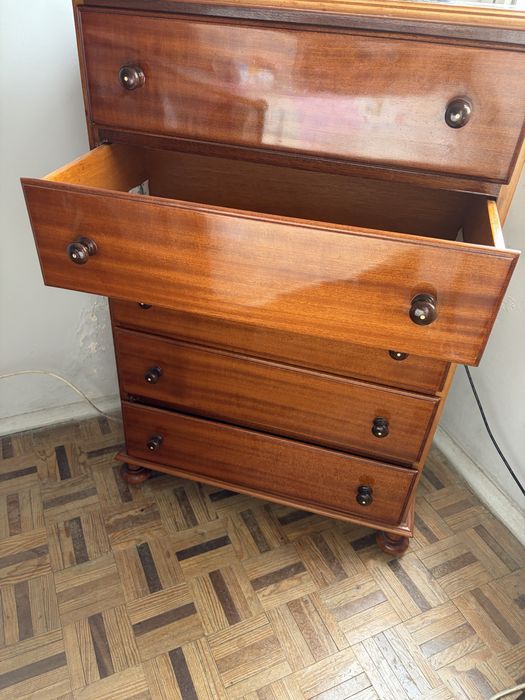 Cómoda com 5 gavetas
