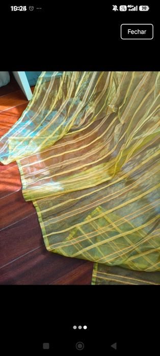 Cortinado em excelente estado, largura 145 cm. Só uma peça, usa tecido como argolas. Cor verde clara