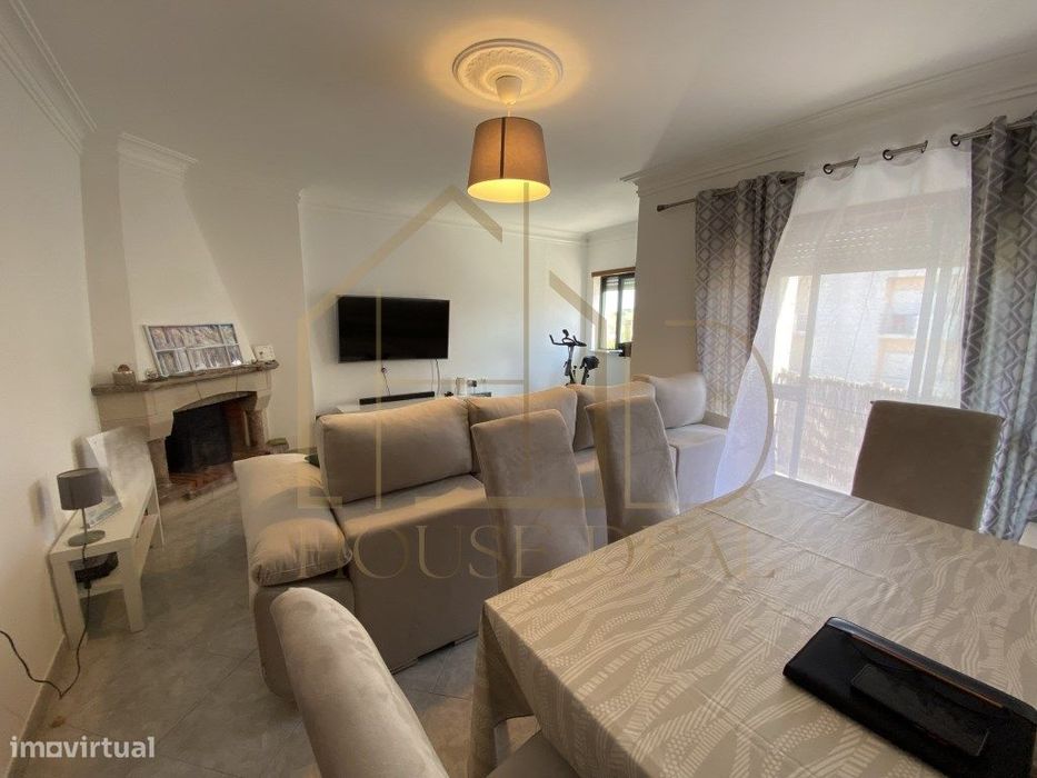 Apartamento T3 com áreas generosas no Centro da Moita