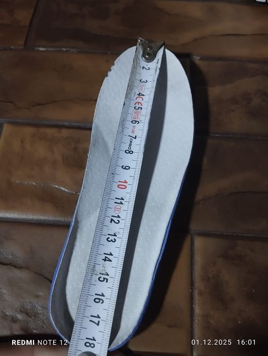 Продаю кеди білі