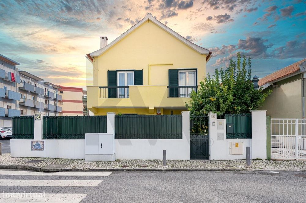 Moradia T3 Independente no Centro de Queijas – Excelente Localização