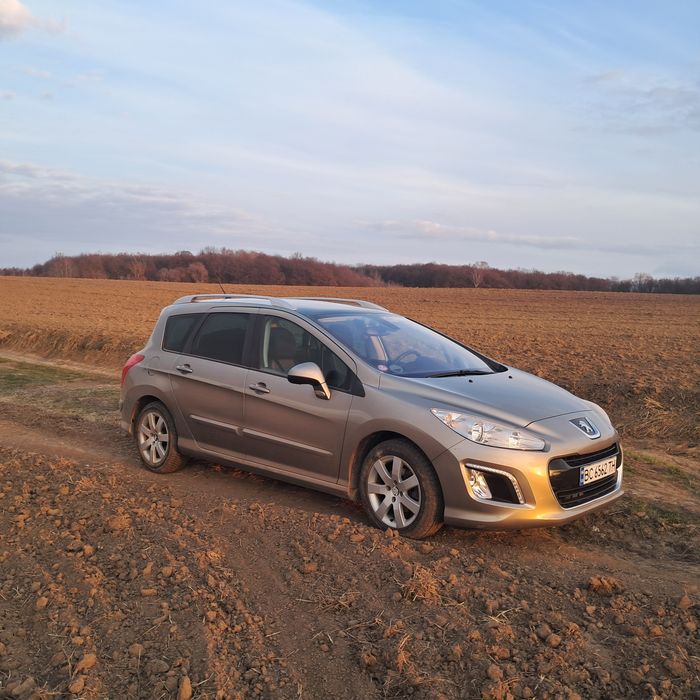 Пежо 308 2012 рік