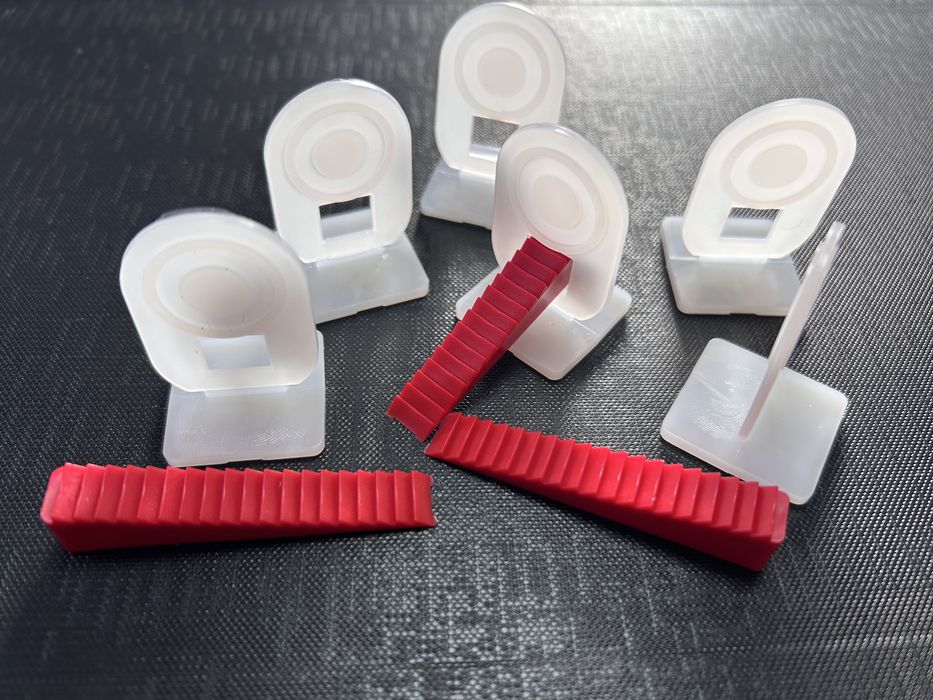 System poziomujacy płytki