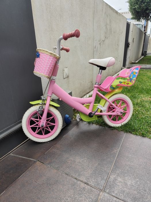 Bicicleta de criança com cesto