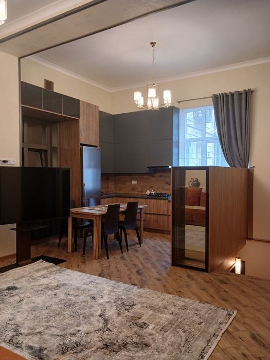 Продається 3х кімнатна квартира в центрі міста з функцією будинка