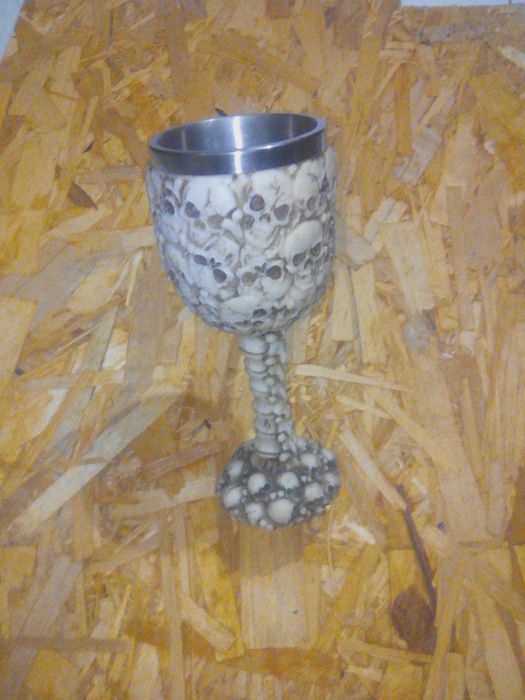 Copo decorativo com caveiras