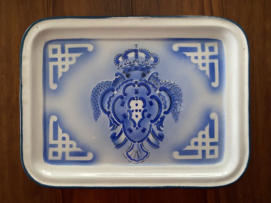 Bandeja esmalte com escudo das Quinas