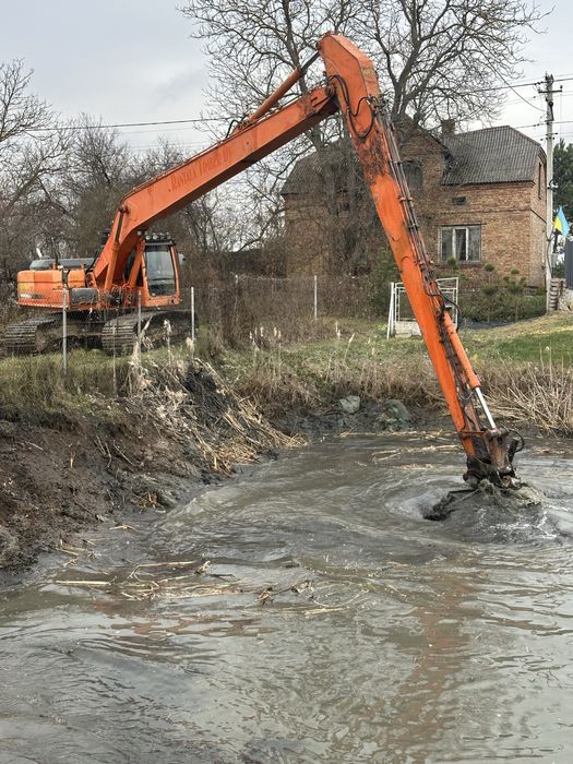 Екскаватор з довгою стрілою