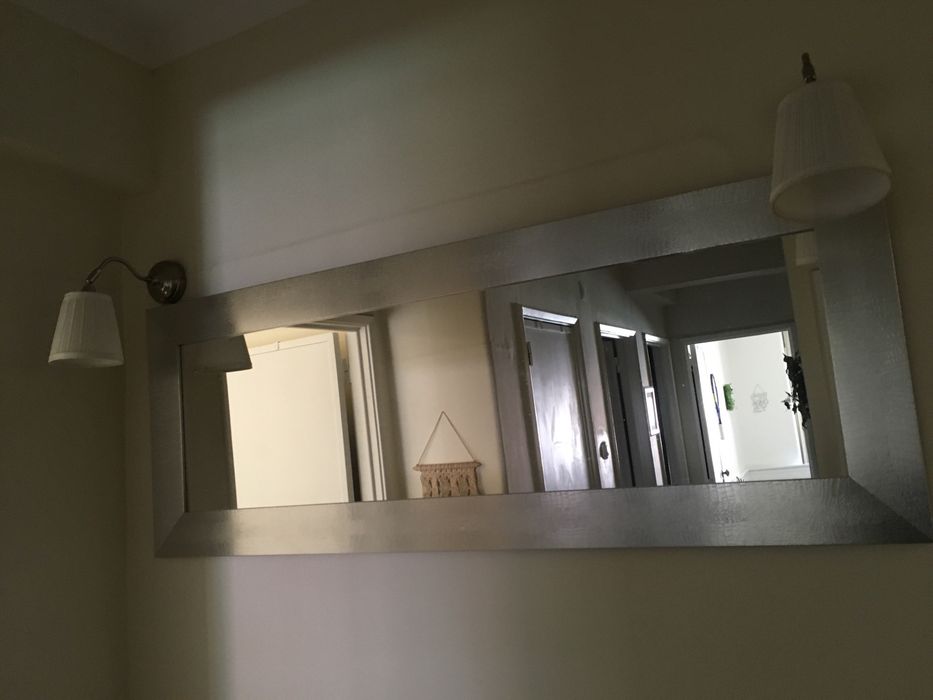 Espelho com moldura cinzenta formato retangular