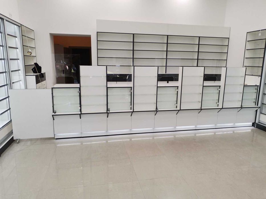 Стелажі та прилавки з ДСП для магазинів та бутиків. Офісні меблі.