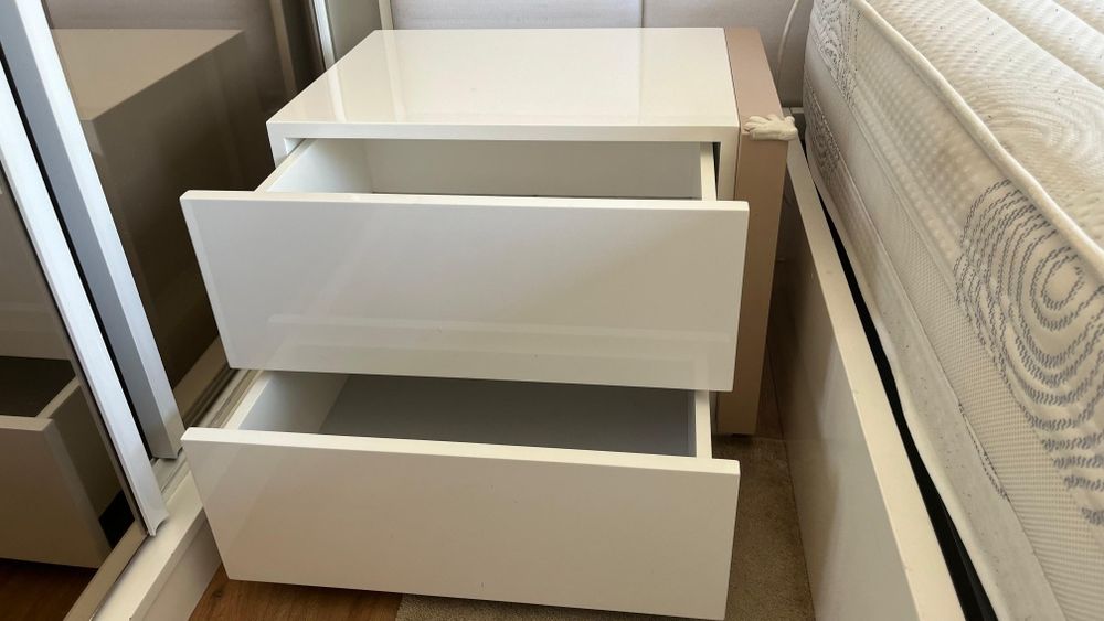 Mesa cabeceira com 2 gavetas