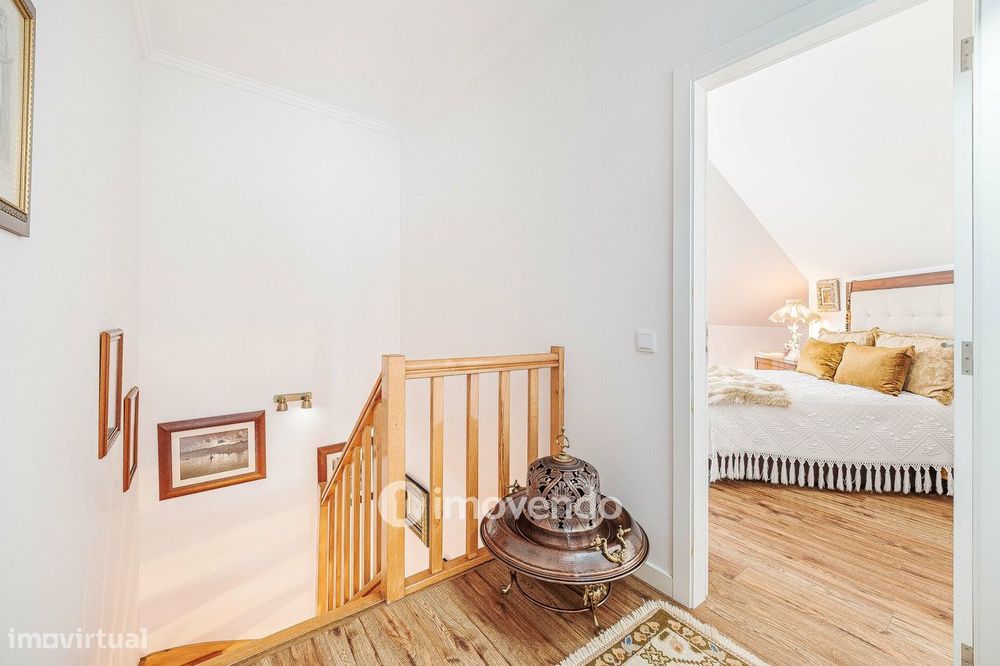 Apartamento T3 Duplex, com estacionamento, no Condomínio do Loural