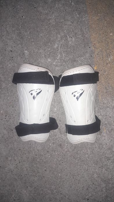 Vendo varios pares de caneleiras para futebol e futsal .